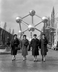 Vier Belgische hostesses op het tentoonstellingsterrein, Bestanddeelnr 909-4710