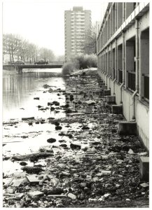 Vervuiling in de Europavaart naast de parkeergarage aan het Floridaplein. NL-HlmNHA 54034039