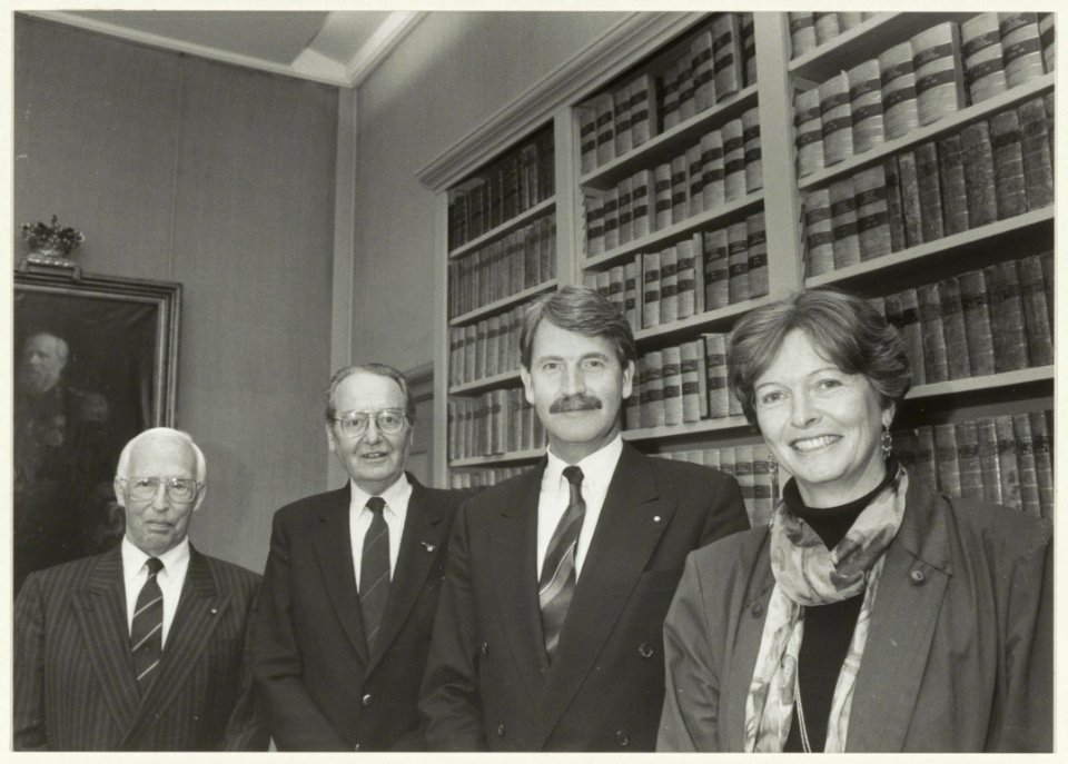 Vier Haarlemse gemeentesecretarissen poseren in de antichambre van het stadhuis. V.l.n.r. mr. H.E. Phaff (1952-1963), mr. J.N. Meysing (1968-1985), mr. M.H. Kamphuis (1985-1991) en Ir. E.C.C, NL-HlmNHA 54032111