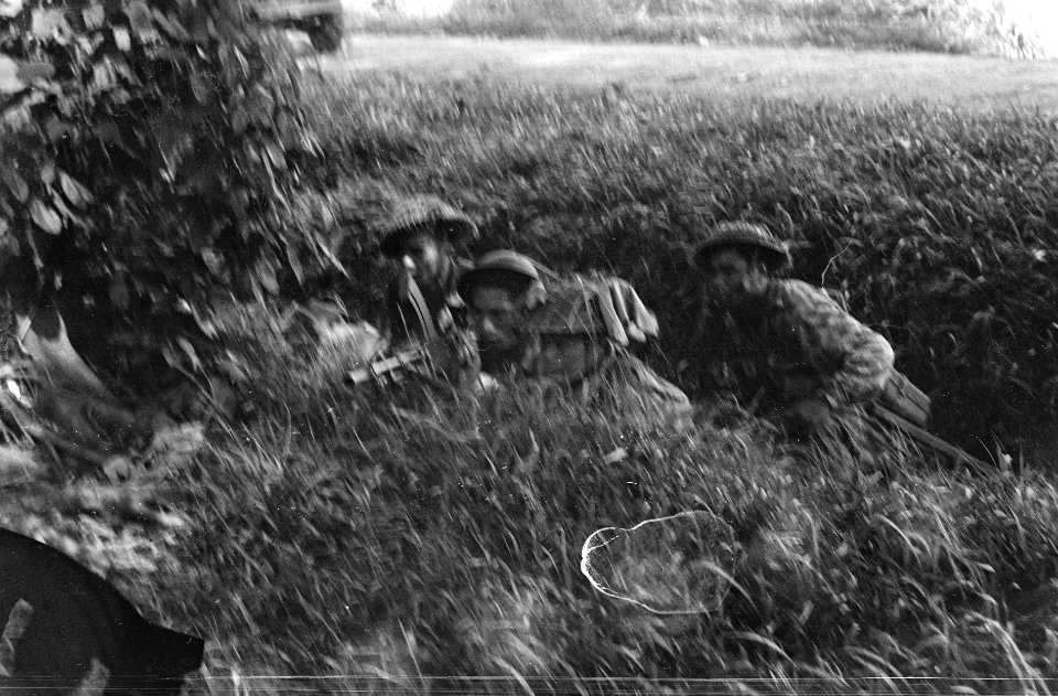 Vier KNIL-militairen, waaronder brenschutter, vercholen in een greppel, Bestanddeelnr 7331