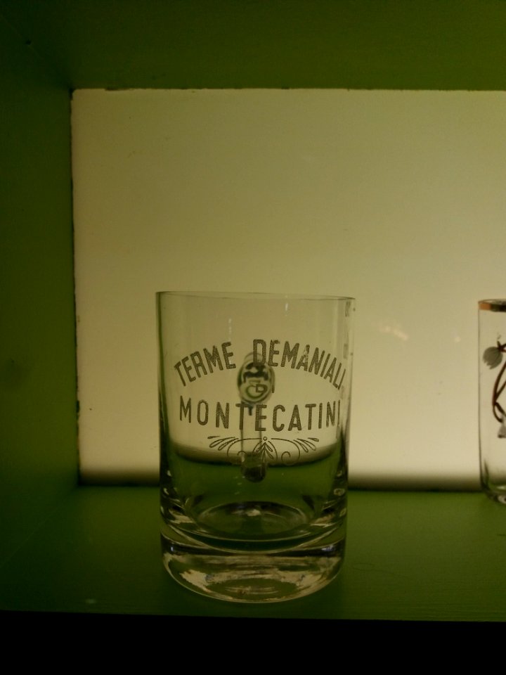 Vichy - Il était une fois la Reine des villes d'eaux - Verre de cure de station thermale 01