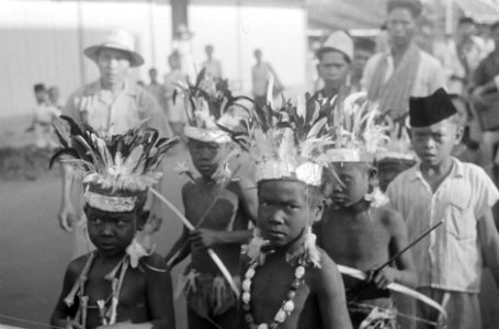 Vier jongens verkleed en geschminkt als Dayaks, Bestanddeelnr 1034