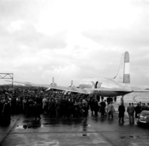 Vertrek van een Nederlandse delegatie met de Skymaster (DC-4, 313) van de Nederl, Bestanddeelnr 255-9408