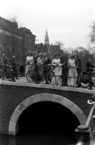 Vier kinderen uit 1 gezin (drie meisjes, een jongen) trou wen tegelijk, stadhuis, Bestanddeelnr 925-2260 photo