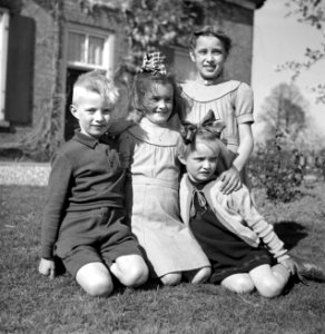 Vier kinderen voor de boerderij, Bestanddeelnr 252-1926