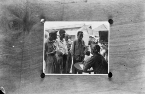 Vier Indonesische militairen staan voor een andere Indonesische militair die aa, Bestanddeelnr 8784
