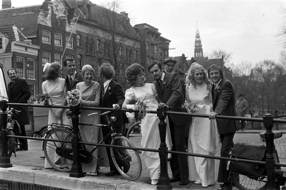 Vier kinderen uit 1 gezin (drie meisjes, een jongen) trouwen tegelijk, stadhuis , Bestanddeelnr 925-2256