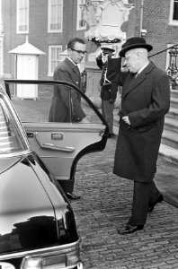 Vicepresident van de Raad van State, prof. Louis Beel arriveert bij paleis Huis , Bestanddeelnr 919-7498