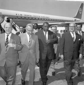 Vice-President van Suriname J Pengel in ons land De heer J de Quay ter begroe, Bestanddeelnr 915-2427