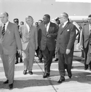 Vice-President van Suriname J Pengel in ons land De heer J de Quay ter begroe, Bestanddeelnr 915-2425