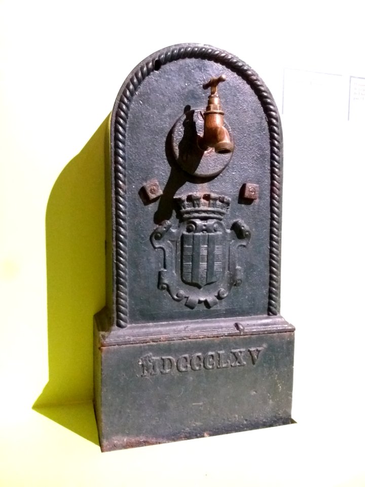 Vichy - Il était une fois la Reine des villes d'eaux - Borne fontaine aux armes de Vichy (1865)