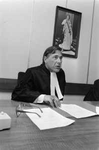 Vice-president mr. J. J. R. Bakker van Haagse rechtbank doet uitspraak kort gedi, Bestanddeelnr 933-3788