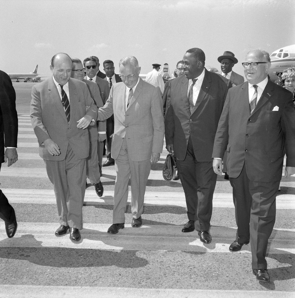 Vice-President van Suriname J Pengel in ons land De heer J de Quay ter begroe, Bestanddeelnr 915-2426