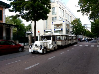 Vichy - Boulevard des États-Unis - Petit train passant devant le chalet de Clermont-Tonnerre