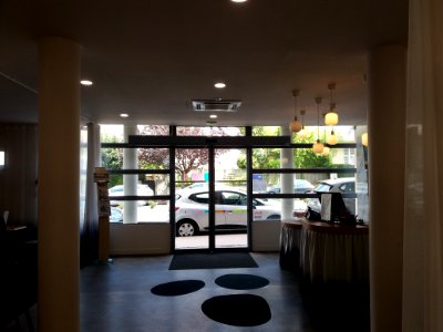 Vichy - Avenue Pierre Coulon - Hôtel Ibis Styles, hall donnant sur la rue