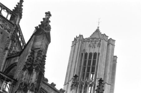 Vier Belgische alpinisten beklimmen toren Grote of Eusebiuskerk in Arnhem om te , Bestanddeelnr 934-2035