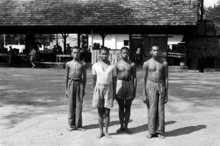 Vier gevangen genomen Indonesiërs of krijgsgevangen Japanners, Bestanddeelnr 5997