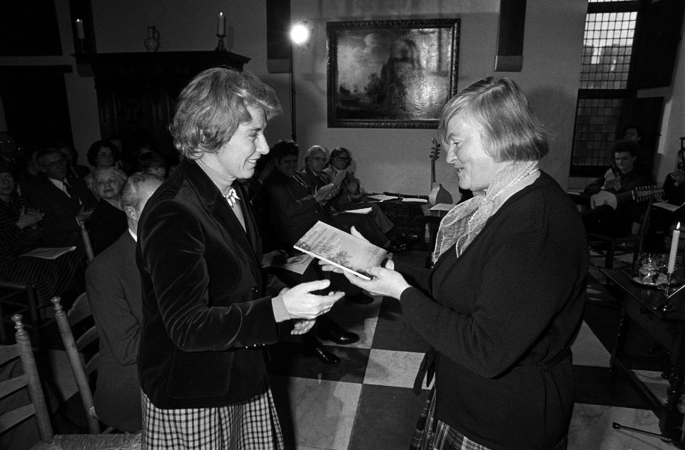 Vier boeken over P.C Hooft aan Minister Gardeniers (CRM) aangeboden op het Muide, Bestanddeelnr 931-3662