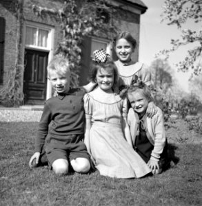 Vier kinderen voor de boerderij, Bestanddeelnr 252-1927
