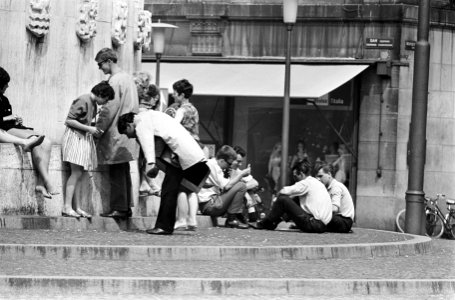 Vier jongens leggen kaartje bij Nationaal Monument op de Dam, Bestanddeelnr 916-4790
