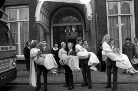 Vier kinderen uit 1 gezin (drie meisjes, een jongen) trouwen tegelijk, stadhuis , Bestanddeelnr 925-2259