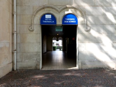 Vichy - Centre thermal des Dômes, porte d'entrée