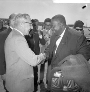Vice-President van Suriname J Pengel in ons land De heer J de Quay ter begroe, Bestanddeelnr 915-2424