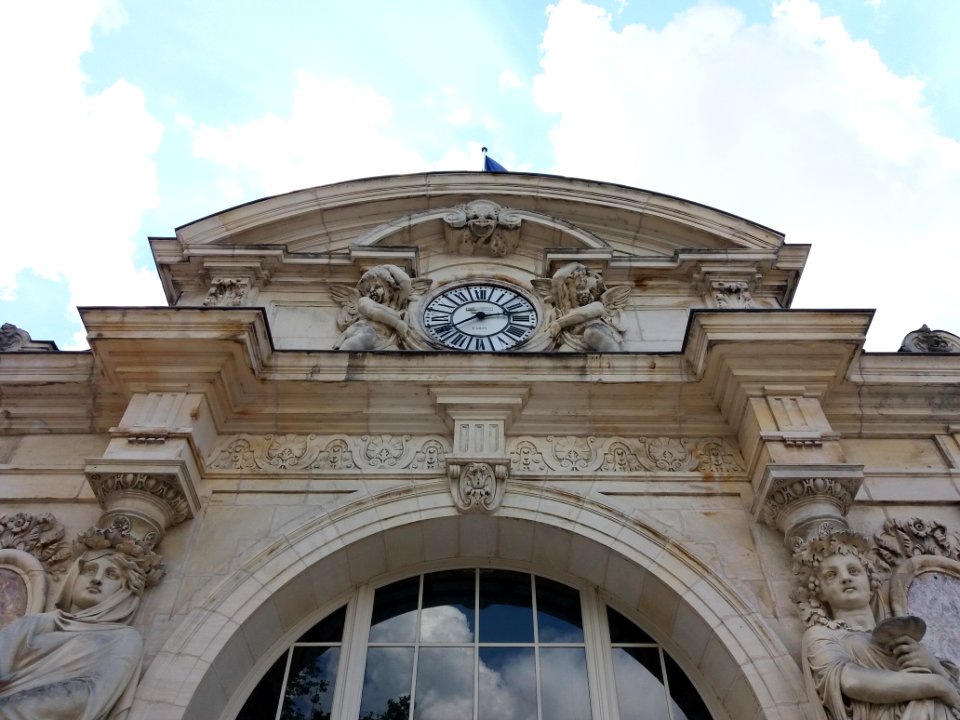 Vichy - Palais des Congrès, pavillon gauche, fronton avec horloge