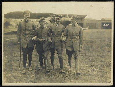 Vier Duitse luchtmachtofficieren, onder wie Manfred von Richthofen, voor een vli, Bestanddeelnr 158-1382