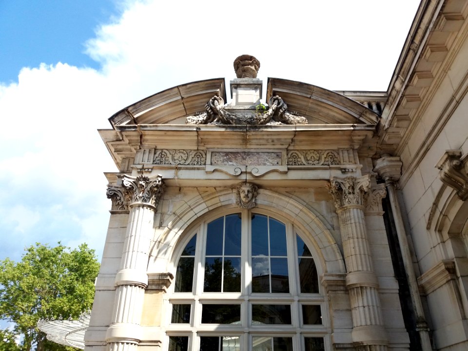 Vichy - Palais des Congrès, haut du côté du pavillon droit