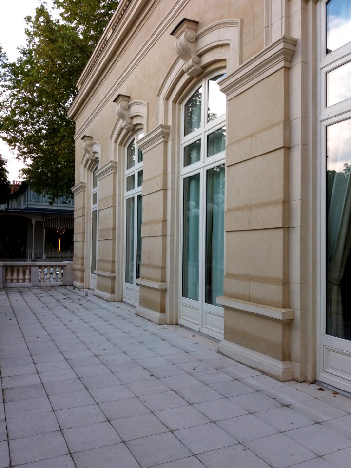 Vichy - Palais des Congrès, portes fenêtres d'une terrasse