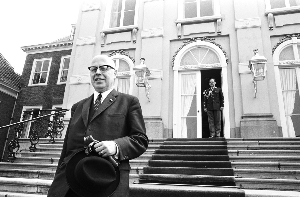 Vice-president van de Raad van State Beel verlaat het paleis, Bestanddeelnr 924-5514