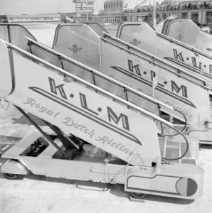 Vier KLM boordtrappen op het afstelgedeelte voor de vliegtuigen op luchthaven Sc, Bestanddeelnr 255-8939