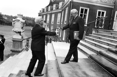 Vice-president van de Raad van State Beel (l) en voorzitter van de Tweede Kamer…, Bestanddeelnr 924-5511