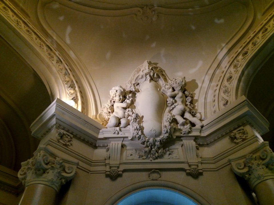 Vichy - Palais des Congrès, sculpture au-dessus d'une porte