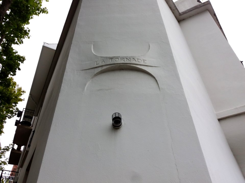 Vichy - Avenue de la République, inscription La Tornade, à l'angle du boulevard de l'Hôpital