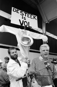 Vice-voorzitter van de AbvaKabo Kees de Vries houdt een toespraak, Bestanddeelnr 934-4247