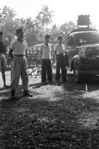 Vier Indonesische mannen (militairen TNI of Laskar) staan in de houding naast e, Bestanddeelnr 296