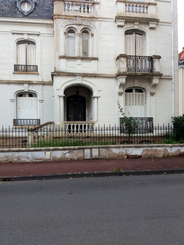 Vichy - Avenue Thermale, porte de la maison à l'angle de l'avenue Poncet