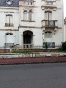 Vichy - Avenue Thermale, porte de la maison à l'angle de l'avenue Poncet