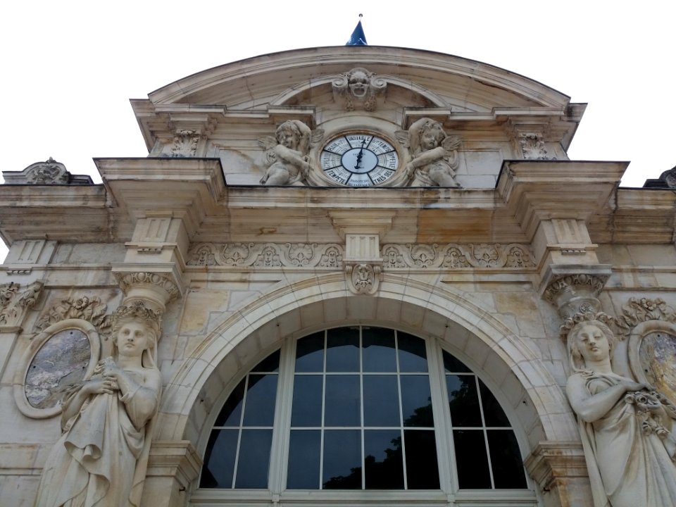 Vichy - Palais des Congrès, pavillon gauche, fronton avec baromètre