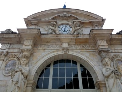Vichy - Palais des Congrès, pavillon gauche, fronton avec baromètre