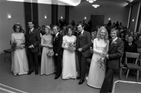 Vier kinderen uit 1 gezin (drie meisjes, een jongen) trou tegelijk, stadhuis Ams, Bestanddeelnr 925-2261 photo