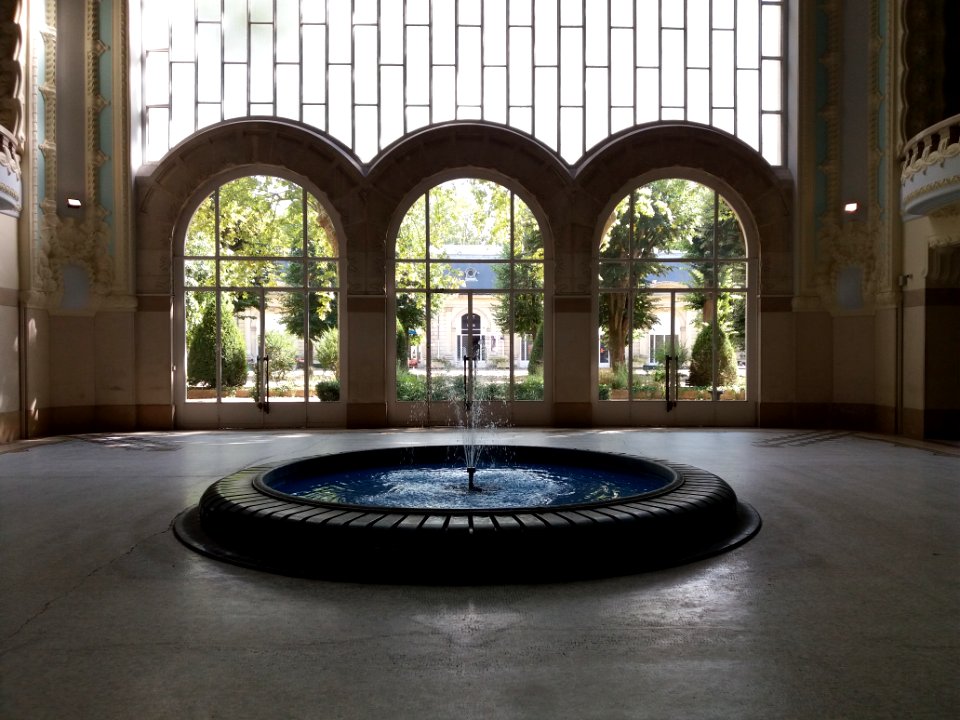 Vichy - Centre thermal des Dômes - Salle du grand dôme, fontaine