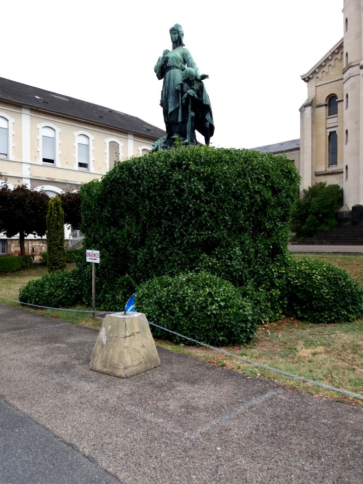 Vichy - Centre hospitalier, statue de la République (1)