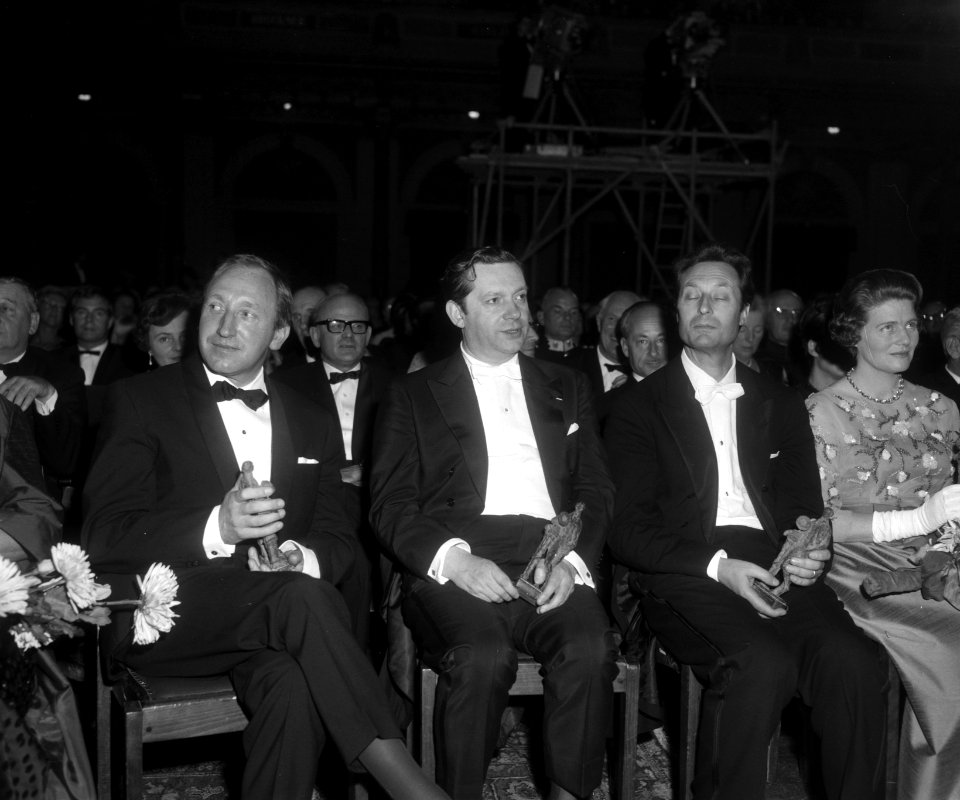 Vier Edison-winnaars v.l.n.r violisten Herman Krebbers en Arthur Grumiaux, dir, Bestanddeelnr 918-3827