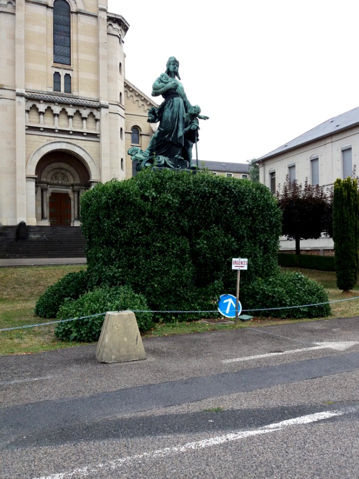 Vichy - Centre hospitalier, statue de la République (4)