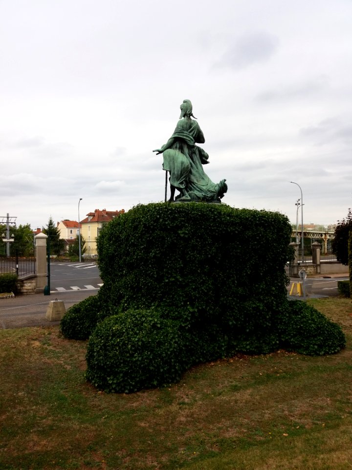Vichy - Centre hospitalier, statue de la République (2)