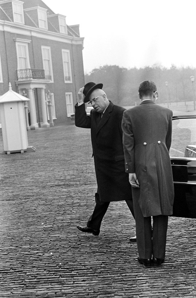 Vicepresident van de Raad van State, prof. Louis Beel arriveert bij paleis Huis , Bestanddeelnr 919-7528