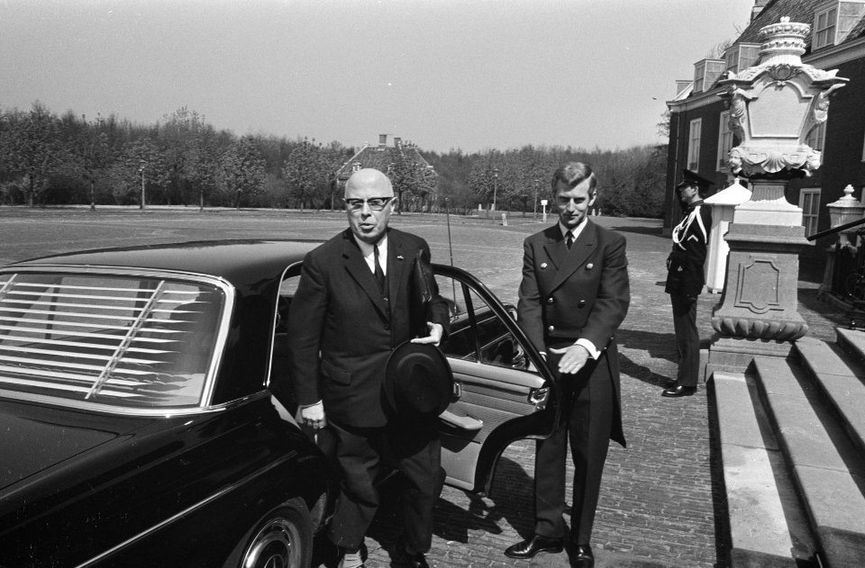 Vicepresident van de Raad van State dr. Beel bij aankomst, Bestanddeelnr 924-5144